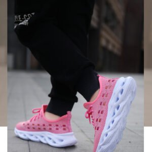 Girls’ sports shoes with mesh